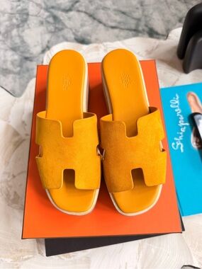 Hermes Eze 30 sandal, jaune sésame